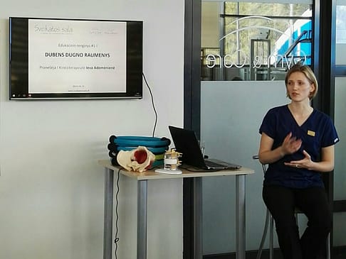 Nuotraukoje: Ieva Adomėnienė kalba apie dubens dugno raumenis